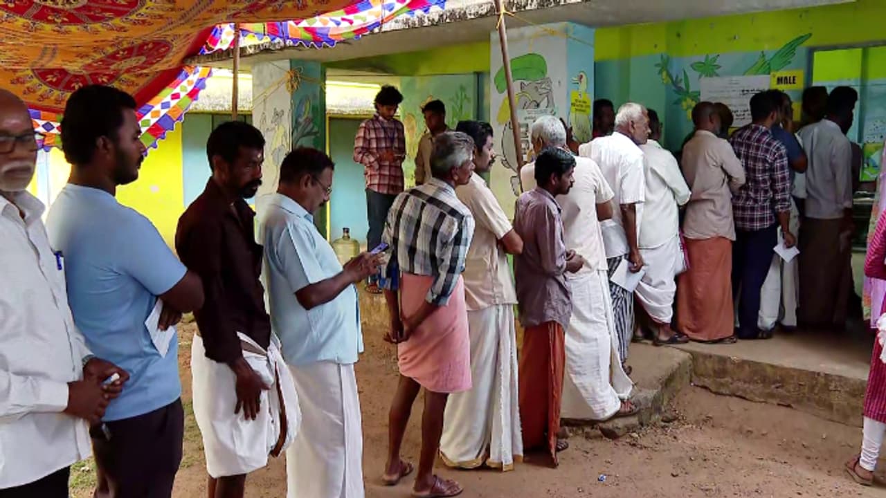 പാലക്കാട് വിധിയെഴുതുന്നു; ആദ്യ മണിക്കൂറിലെ തിരക്ക് കുറഞ്ഞു, പോളിങ് മന്ദഗതിയിൽ