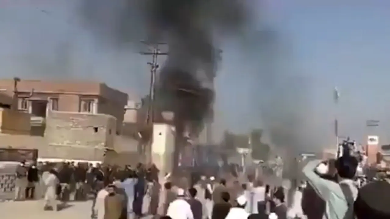 Violence erupts in Pakistan's Peshawar over desecration of Quran, mob of 2,000 attacks police station (WATCH) Violence erupts in Pakistan's Peshawar over desecration of Quran, mob of 2,000 attacks police station (WATCH)
