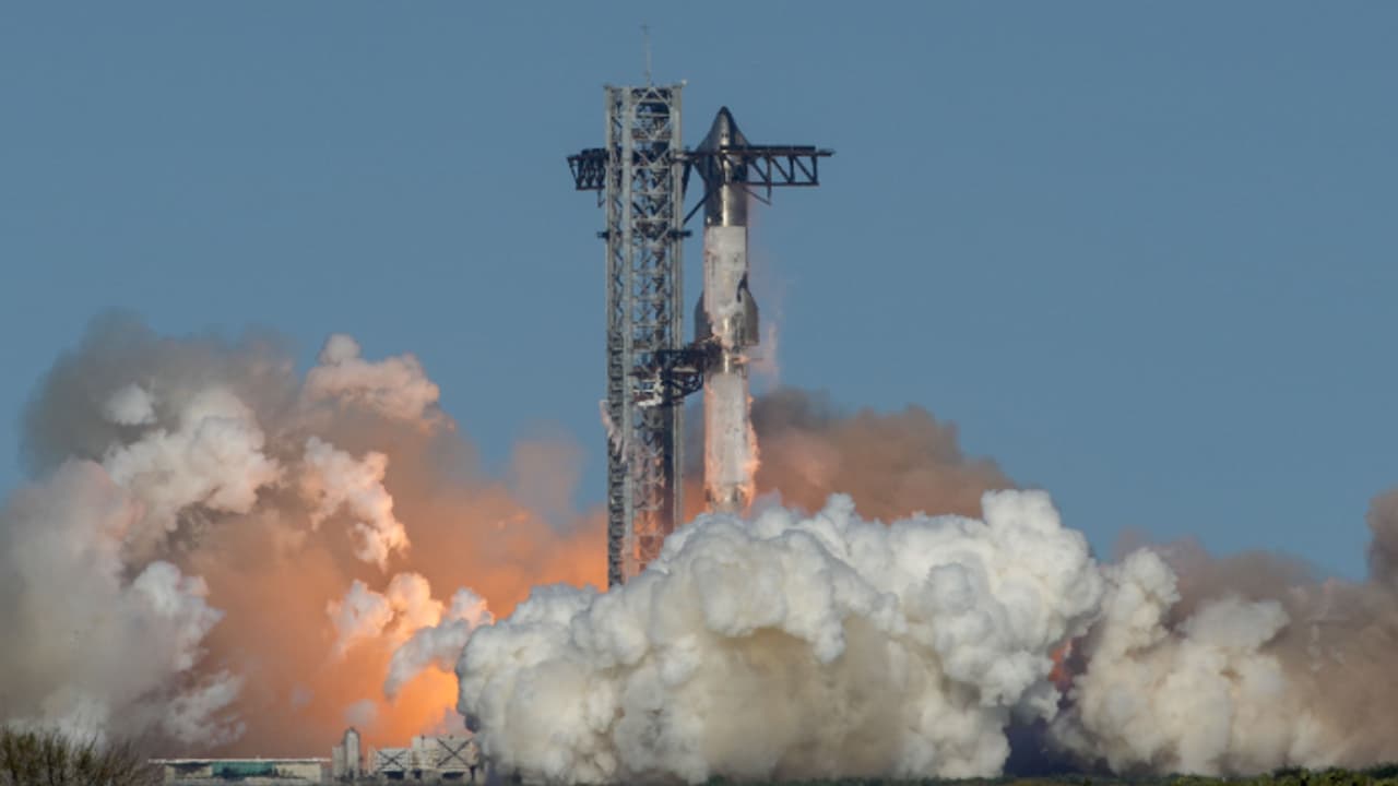 അവസാന നിമിഷ ട്വിസ്റ്റ്; യന്ത്രകൈക്ക് പകരം സ്റ്റാര്‍ഷിപ്പ് ബൂസ്റ്റര്‍ ഇറക്കിയത് കടലില്‍; മസ്‌കിന് പിഴച്ചതെവിടെ?