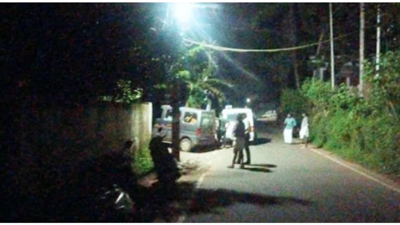 പാക്ക് ചെയ്യാനെടുക്കുന്ന ഐസുകൾ രുചിച്ച് നോക്കി ജീവനക്കാരൻ; കട സീൽ ചെയ്ത് പൊലീസ്, സംഭവം കോഴിക്കോട്