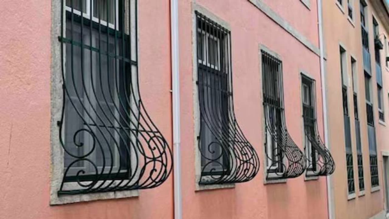 ஏன் சில ஜன்னல் கம்பிகள் மட்டும் கீழே வளைந்து இருக்கின்றன? இதுதான் காரணமா? ஏன் சில ஜன்னல் கம்பிகள் மட்டும் கீழே வளைந்து இருக்கின்றன? இதுதான் காரணமா?