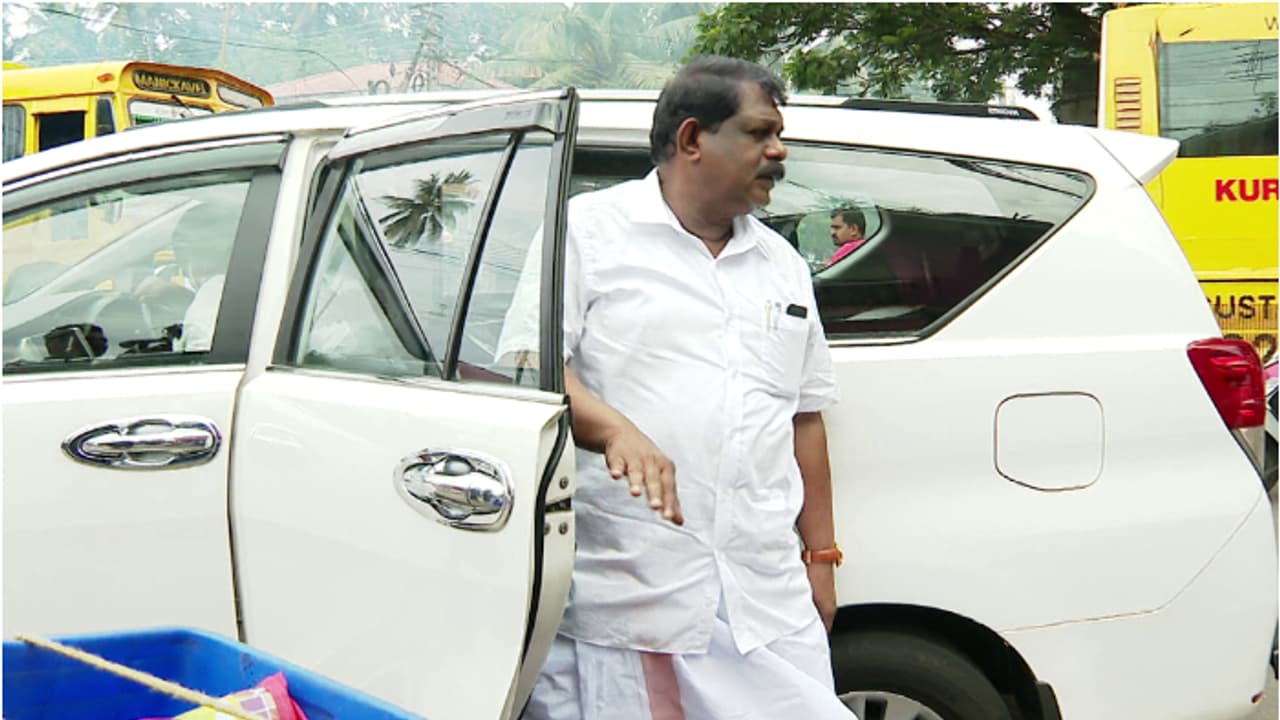 തൊണ്ടിമുതൽ കേസ്, ഒടുവിൽ വിചാരണ തുടങ്ങി; ആന്റണി രാജു കോടതിയിലെത്തി; എംപി എംഎൽഎ കോടതിയുടെ പരിധിയിലെന്ന് വാദം തൊണ്ടിമുതൽ കേസ്, ഒടുവിൽ വിചാരണ തുടങ്ങി; ആന്റണി രാജു കോടതിയിലെത്തി; എംപി എംഎൽഎ കോടതിയുടെ പരിധിയിലെന്ന് വാദം