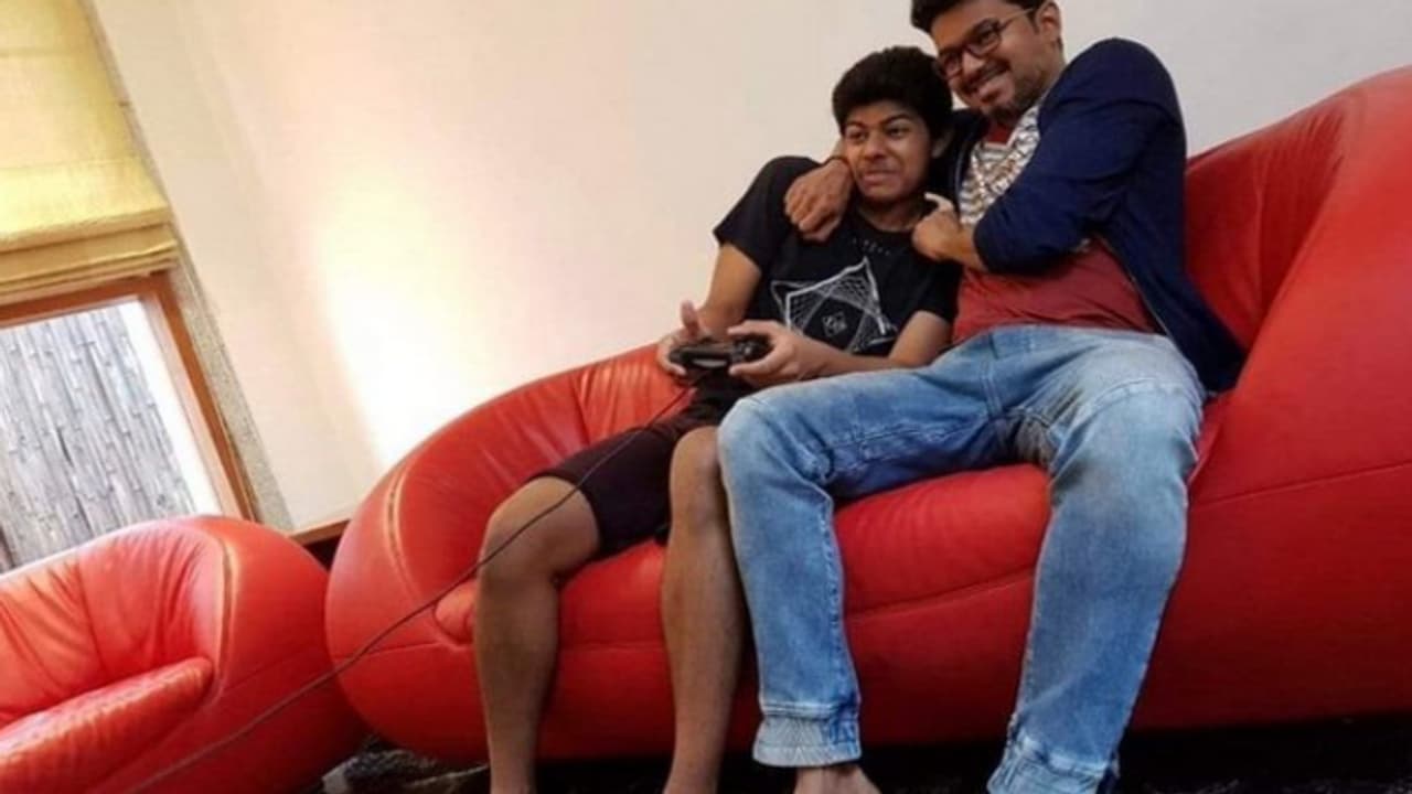 ദളപതി വിജയ്യുടെ മകൻ സംവിധാനം, ചിത്രത്തില് നായകൻ സൂപ്പര്ഹിറ്റ് യുവ നടൻ ദളപതി വിജയ്യുടെ മകൻ സംവിധാനം, ചിത്രത്തില് നായകൻ സൂപ്പര്ഹിറ്റ് യുവ നടൻ