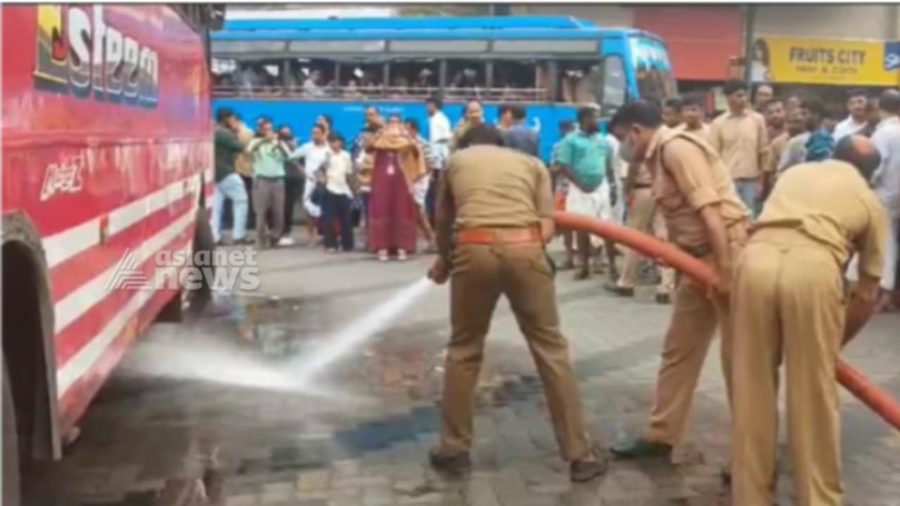 പേരാമ്പ്രയിൽ ദാരുണ അപകടം: സ്റ്റാൻ്റിലൂടെ നടന്നുപോയ ആളുടെ മുകളിലൂടെ ബസ് കയറിയിറങ്ങി; വയോധികൻ മരിച്ചു പേരാമ്പ്രയിൽ ദാരുണ അപകടം: സ്റ്റാൻ്റിലൂടെ നടന്നുപോയ ആളുടെ മുകളിലൂടെ ബസ് കയറിയിറങ്ങി; വയോധികൻ മരിച്ചു