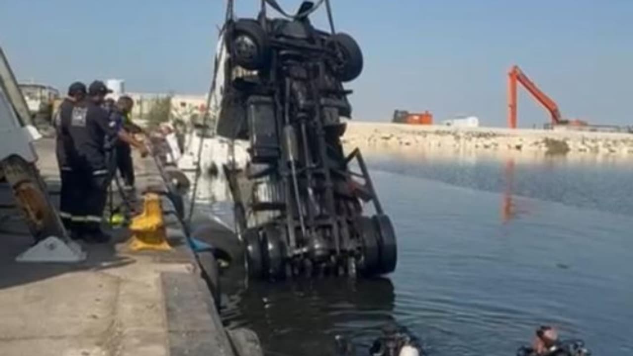 ഇതൊക്കെ ശ്രദ്ധിക്കണ്ടേ അമ്പാനെ! വണ്ടിയൊന്ന് ഒതുക്കിയതാ, പിന്നെ പൊക്കിയെടുത്തത് കടലിൽ നിന്ന്; വല്ലാത്ത അശ്രദ്ധ ഇതൊക്കെ ശ്രദ്ധിക്കണ്ടേ അമ്പാനെ! വണ്ടിയൊന്ന് ഒതുക്കിയതാ, പിന്നെ പൊക്കിയെടുത്തത് കടലിൽ നിന്ന്; വല്ലാത്ത അശ്രദ്ധ