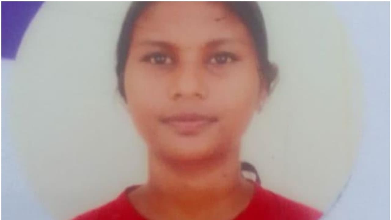 കൊല്ലത്ത് ട്രെയിൻ തട്ടി വിദ്യാർത്ഥിനിക്ക് ദാരുണാന്ത്യം കൊല്ലത്ത് ട്രെയിൻ തട്ടി വിദ്യാർത്ഥിനിക്ക് ദാരുണാന്ത്യം