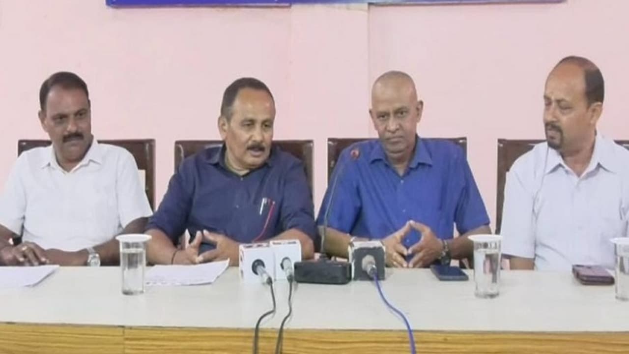 ಸಿದ್ದು, ಡಿಕೆಶಿ ಕಾದಾಟದಿಂದ ಸರ್ಕಾರ ಬಿದ್ದು ಹೋಗುತ್ತದೆ: ಸುನಿಲ್ ಸುಬ್ರಹ್ಮಣಿ ಸಿದ್ದು, ಡಿಕೆಶಿ ಕಾದಾಟದಿಂದ ಸರ್ಕಾರ ಬಿದ್ದು ಹೋಗುತ್ತದೆ: ಸುನಿಲ್ ಸುಬ್ರಹ್ಮಣಿ