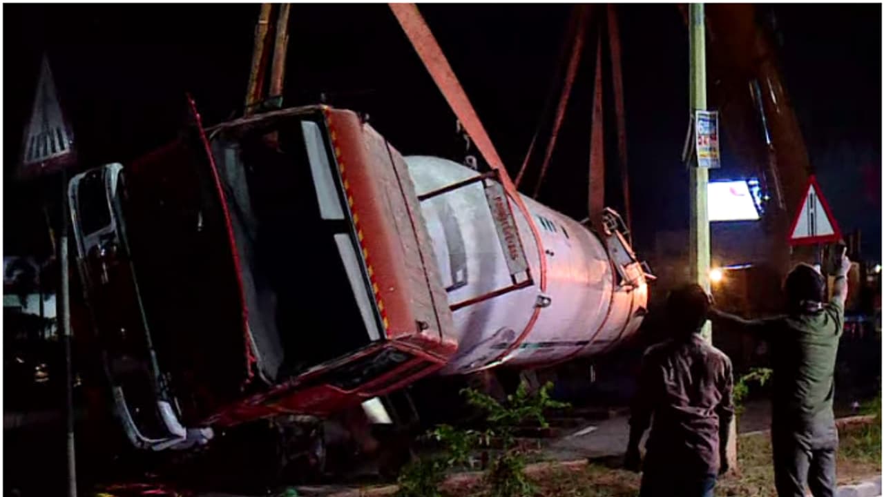 ആശങ്കയുടെ 6 മണിക്കൂർ; കളമശ്ശേരിയിൽ ബുള്ളറ്റ് ടാങ്കർ അപകടത്തിൽ പെട്ടു, വാതകച്ചോർച്ച പരിഹരിച്ചത് പുലർച്ചെ ആശങ്കയുടെ 6 മണിക്കൂർ; കളമശ്ശേരിയിൽ ബുള്ളറ്റ് ടാങ്കർ അപകടത്തിൽ പെട്ടു, വാതകച്ചോർച്ച പരിഹരിച്ചത് പുലർച്ചെ