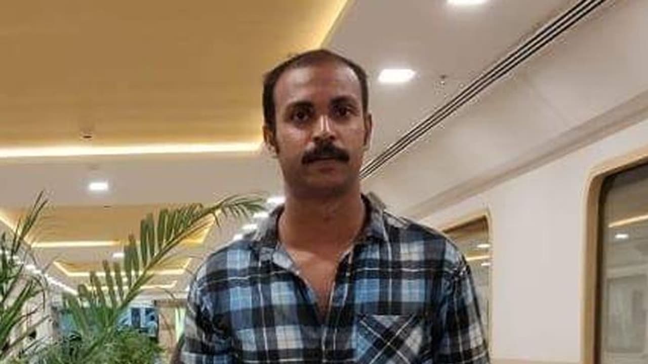 ബൈക്ക് അയ്യപ്പഭക്തരുടെ വാഹനവുമായി കൂട്ടിയിടിച്ചു; ചികിത്സയിലായിരുന്ന പൊലീസ് ഉദ്യോഗസ്ഥൻ മരിച്ചു ബൈക്ക് അയ്യപ്പഭക്തരുടെ വാഹനവുമായി കൂട്ടിയിടിച്ചു; ചികിത്സയിലായിരുന്ന പൊലീസ് ഉദ്യോഗസ്ഥൻ മരിച്ചു