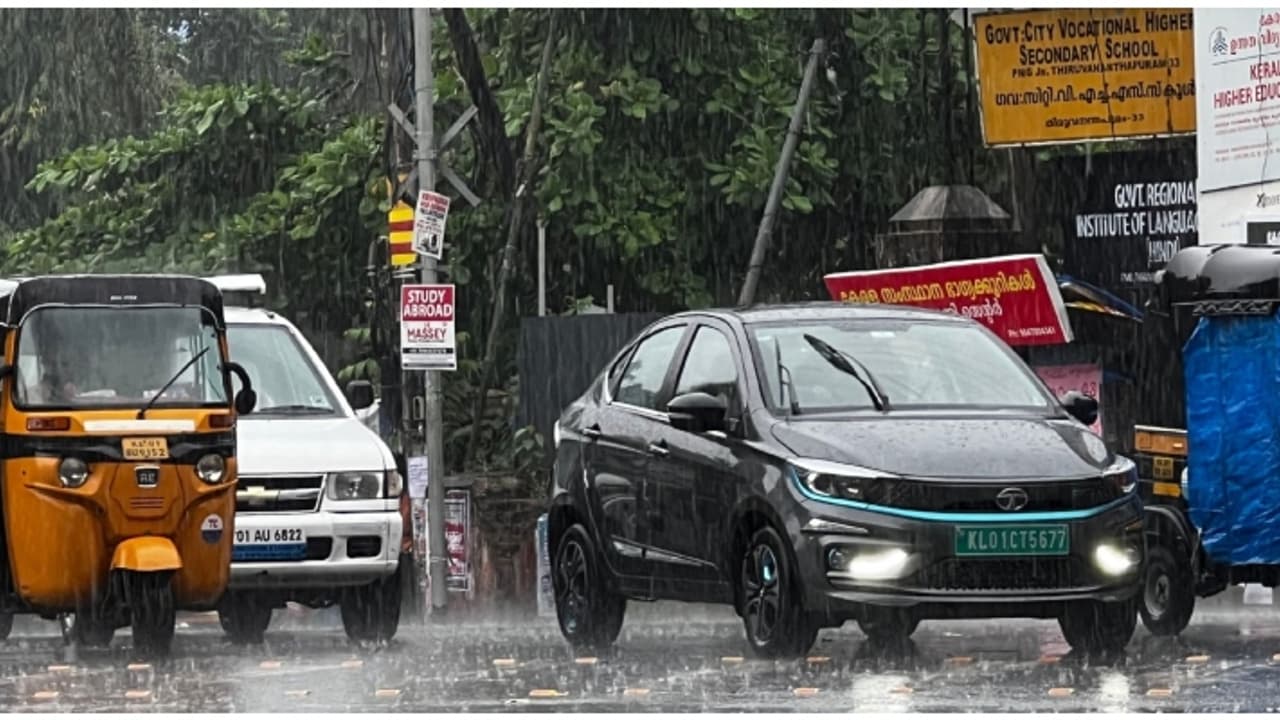 സംസ്ഥാനത്ത് ഇന്നും ഒറ്റപ്പെട്ടയിടങ്ങളിൽ മഴയ്ക്ക് സാധ്യത; സന്നിധാനത്തും പമ്പയിലും ഇടിമിന്നൽ, മഴ മുന്നറിയിപ്പ്