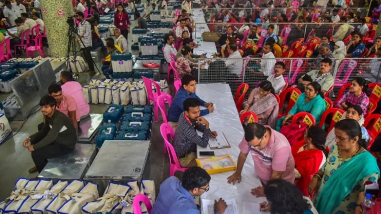 മഹാരാഷ്ട്രയിൽ വിജയം ഉറപ്പെന്ന് ഇരുമുന്നണികളും; എക്സിറ്റ് പോളുകളിൽ വീഴരുതെന്ന് കോൺഗ്രസ് നേതാക്കളോട് നേതൃത്വം