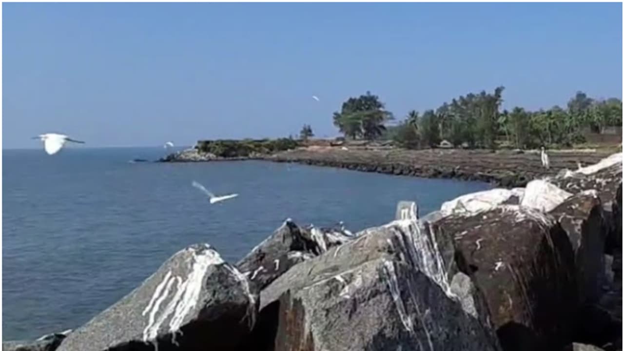 ആശങ്ക; കടലിന് നടുവിൽ ബോട്ട് ഡ്രൈവർക്ക് ദേഹാസ്വാസ്ഥ്യം; വിവരം കിട്ടിയ സ്ഥലത്ത് ബോട്ടില്ല, തെരച്ചിൽ തുടരുന്നു ആശങ്ക; കടലിന് നടുവിൽ ബോട്ട് ഡ്രൈവർക്ക് ദേഹാസ്വാസ്ഥ്യം; വിവരം കിട്ടിയ സ്ഥലത്ത് ബോട്ടില്ല, തെരച്ചിൽ തുടരുന്നു