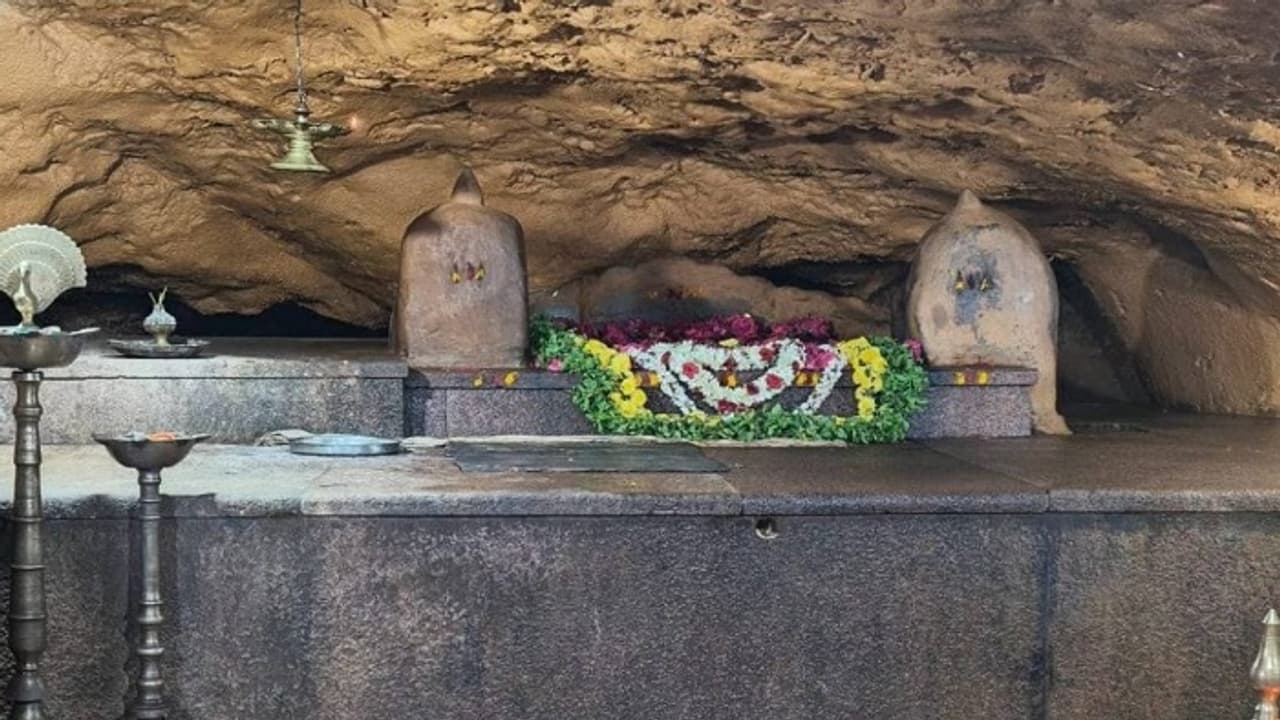 ದತ್ತ ಜಯಂತಿಗೂ ಮುನ್ನ ಮತ್ತೆ ಮುನ್ನೆಲೆಗೆ ಬಂದ ದತ್ತಪೀಠ ವಿವಾದ: ಗೋರಿಗಳ ಮೇಲೆ ಕುಂಕುಮ ಹಚ್ಚಿದ ಆರೋಪ 