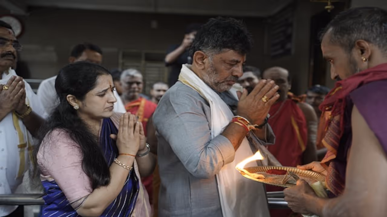 ಉತ್ತರಕನ್ನಡ ಜಿಲ್ಲೆಯಲ್ಲಿ ಪತ್ನಿ ಸಮೇತ ಡಿಕೆಶಿ ಟೆಂಪಲ್ ರನ್: ದೇವಸ್ಥಾನಗಳಲ್ಲಿ ವಿಶೇಷ ಪೂಜೆ! ಉತ್ತರಕನ್ನಡ ಜಿಲ್ಲೆಯಲ್ಲಿ ಪತ್ನಿ ಸಮೇತ ಡಿಕೆಶಿ ಟೆಂಪಲ್ ರನ್: ದೇವಸ್ಥಾನಗಳಲ್ಲಿ ವಿಶೇಷ ಪೂಜೆ!