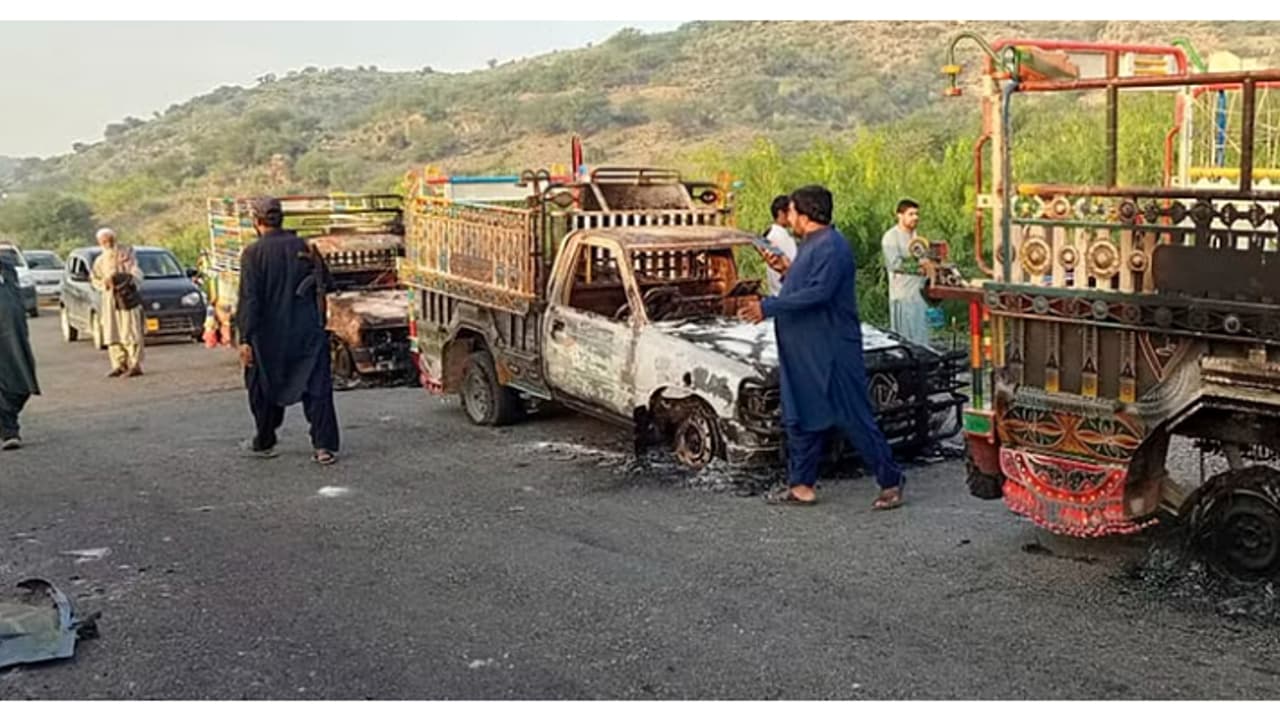 പാകിസ്ഥാനിൽ യാത്രാ വാഹനവ്യൂഹനത്തിന് നേരെ ഭീകരവാദികളുടെ വെടിവെപ്പ്, 50 പേർ കൊല്ലപ്പെട്ടു പാകിസ്ഥാനിൽ യാത്രാ വാഹനവ്യൂഹനത്തിന് നേരെ ഭീകരവാദികളുടെ വെടിവെപ്പ്, 50 പേർ കൊല്ലപ്പെട്ടു