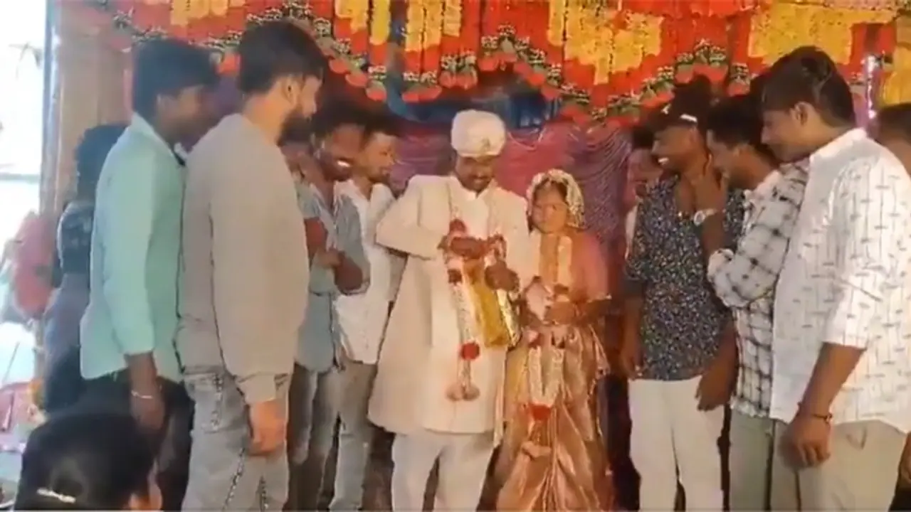 Caught on camera! Amazon employee dies on stage of heart attack at friend’s wedding in Andhra (WATCH) Caught on camera! Amazon employee dies on stage of heart attack at friend’s wedding in Andhra (WATCH)