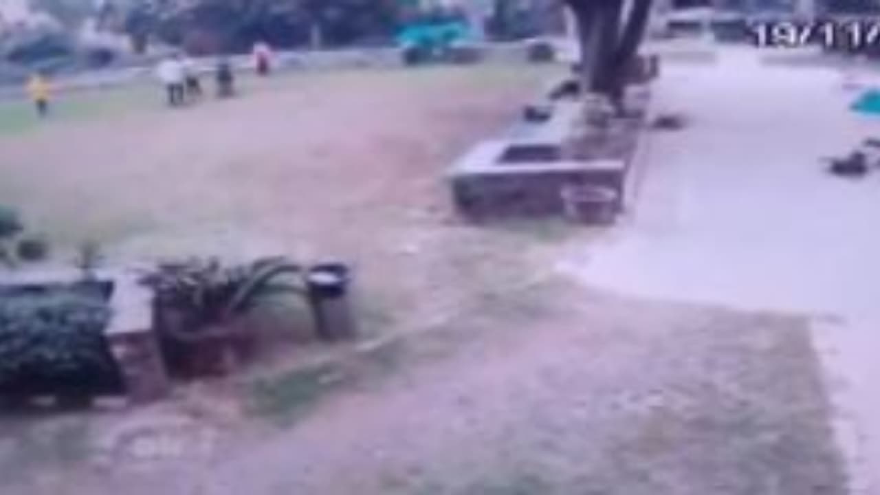 ഫുട്ബോൾ കളിക്കിടെ മകനോട് വഴക്കിട്ട 12 കാരനെ നേരെ തോക്കുമായി അബ്കാരി വ്യവസായി, അറസ്റ്റ് 