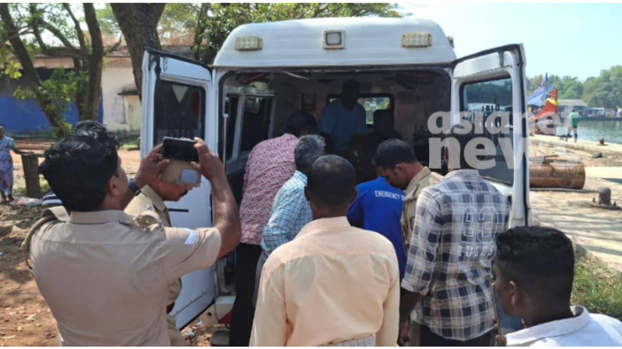 മുജീബ്, കുര്യാക്കോസ്, വർഗീസ്, പ്രഭു; 4 പേരും 5 ദിവസം കുടുങ്ങിപ്പോയി; അഞ്ചാം നാൾ മത്സ്യതൊഴിലാളികൾക്ക് രക്ഷ മുജീബ്, കുര്യാക്കോസ്, വർഗീസ്, പ്രഭു; 4 പേരും 5 ദിവസം കുടുങ്ങിപ്പോയി; അഞ്ചാം നാൾ മത്സ്യതൊഴിലാളികൾക്ക് രക്ഷ