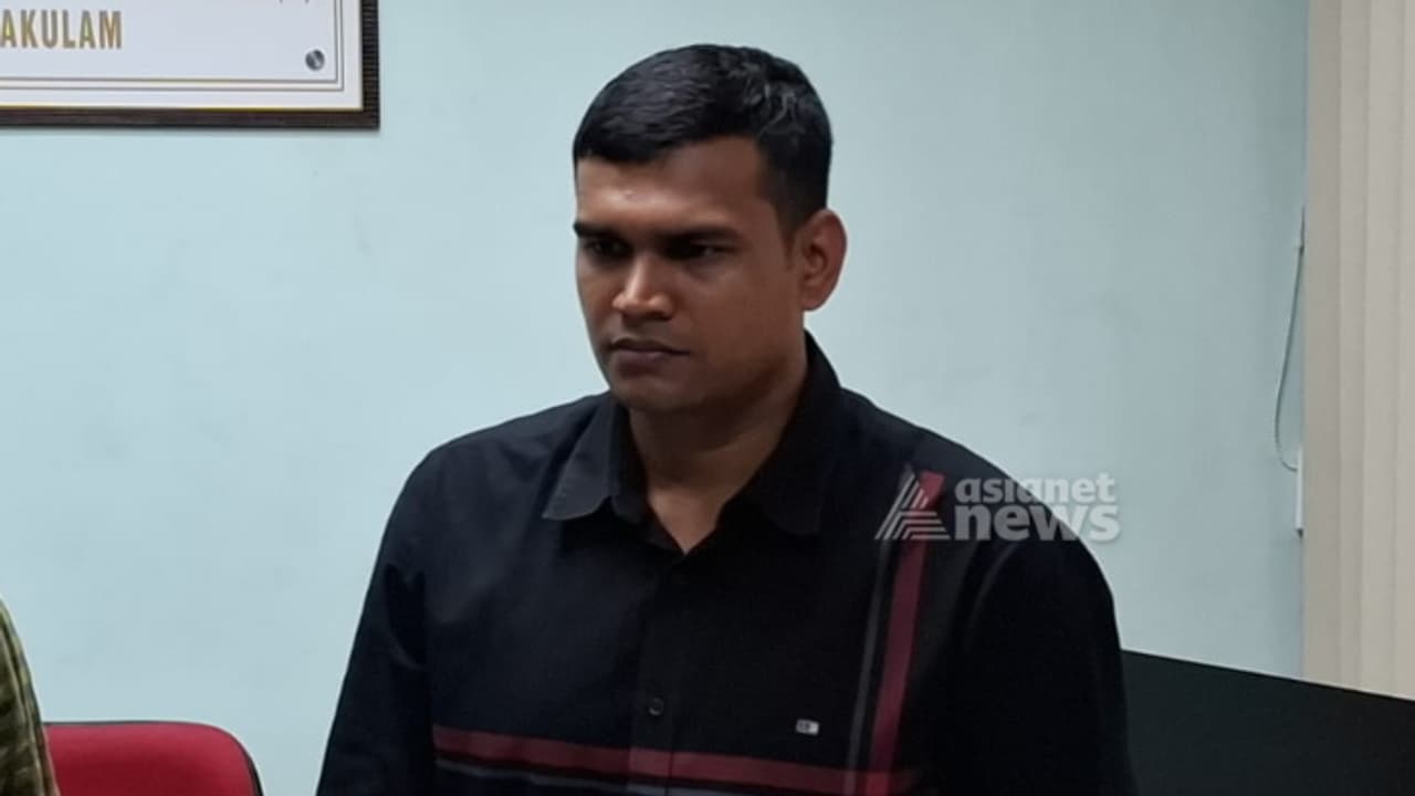 എല്ലാമറിഞ്ഞ് ആളെത്തിയത് അറിഞ്ഞില്ല, ചോദിച്ചുവാങ്ങിയത് 20000 രൂപ കൈക്കൂലി; അസിസ്റ്റൻ്റ് ലേബർ കമ്മീഷണർ അറസ്റ്റിൽ എല്ലാമറിഞ്ഞ് ആളെത്തിയത് അറിഞ്ഞില്ല, ചോദിച്ചുവാങ്ങിയത് 20000 രൂപ കൈക്കൂലി; അസിസ്റ്റൻ്റ് ലേബർ കമ്മീഷണർ അറസ്റ്റിൽ