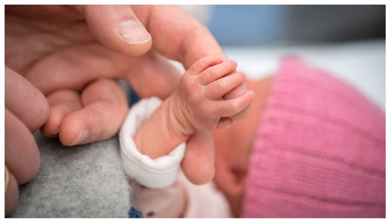 1000 അംഗങ്ങളുള്ള വാട്സാപ്പ് ഗ്രൂപ്പിന്‍റെ സഹായത്തോടെ വീട്ടിൽ പ്രസവിച്ചെന്ന് യുവതി; പിന്നാലെ പോലീസ് അന്വേഷണം 