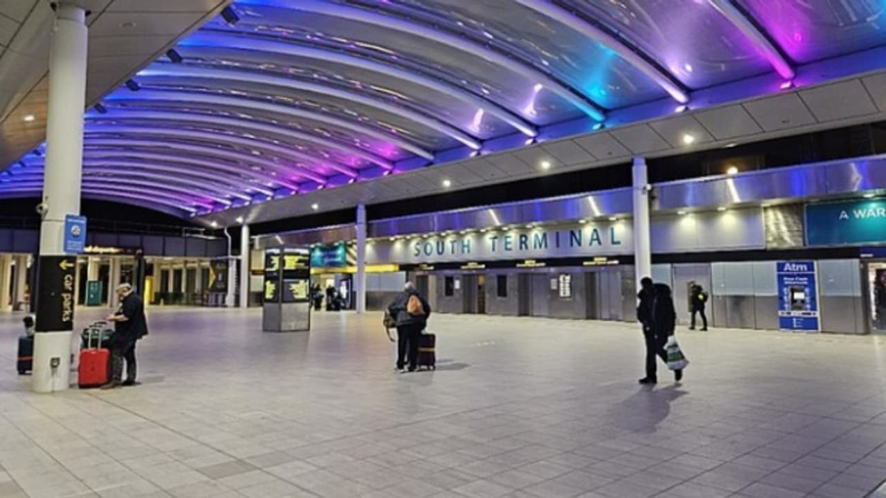 യാത്രക്കാരന്റെ ലഗേജിൽ നിരോധിത വസ്തുക്കളെന്ന് സംശയം; ഗാറ്റ്വിക് വിമാനത്താവള ടെർമിനലിൽ നിന്ന് ആളുകളെ ഒഴിപ്പിച്ചു യാത്രക്കാരന്റെ ലഗേജിൽ നിരോധിത വസ്തുക്കളെന്ന് സംശയം; ഗാറ്റ്വിക് വിമാനത്താവള ടെർമിനലിൽ നിന്ന് ആളുകളെ ഒഴിപ്പിച്ചു