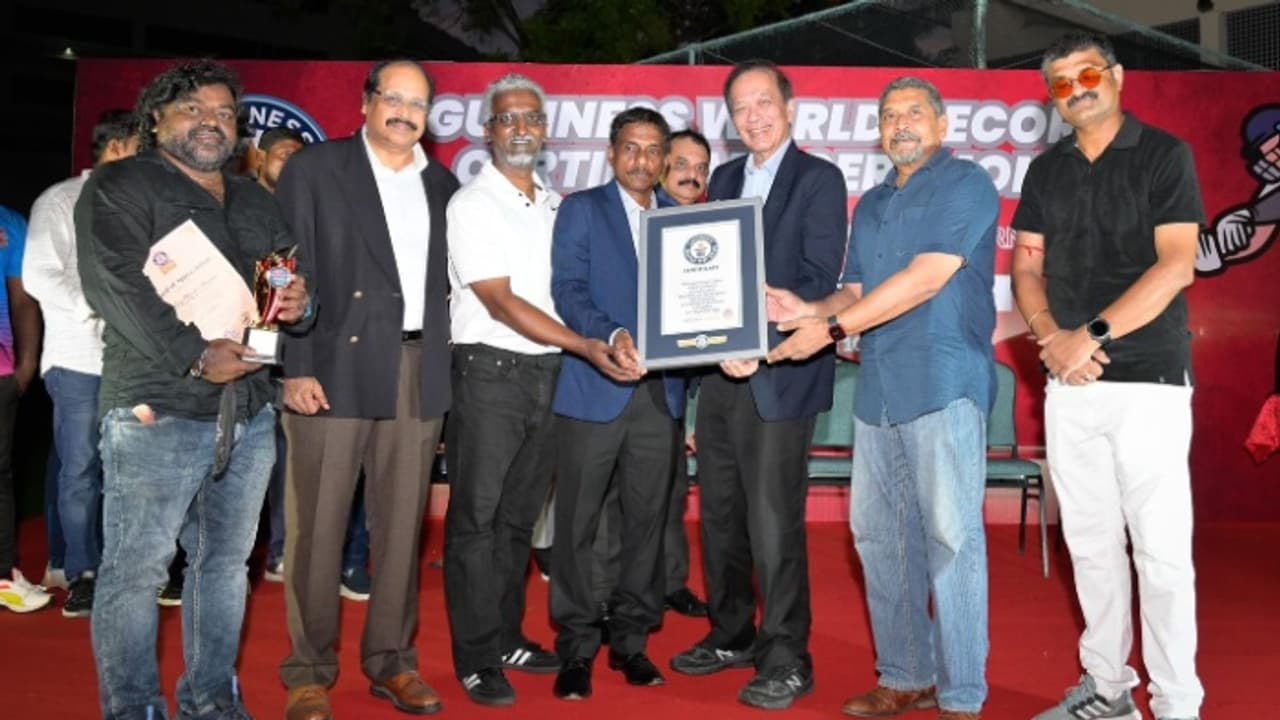 ഒരു വേദിയിൽ 2200 താരങ്ങൾ പങ്കെടുത്ത ക്രിക്കറ്റ് മത്സരം; ഗിന്നസ് റെക്കോർഡ് സ്വന്തമാക്കി സിംഗപ്പൂർ മലയാളി ഒരു വേദിയിൽ 2200 താരങ്ങൾ പങ്കെടുത്ത ക്രിക്കറ്റ് മത്സരം; ഗിന്നസ് റെക്കോർഡ് സ്വന്തമാക്കി സിംഗപ്പൂർ മലയാളി