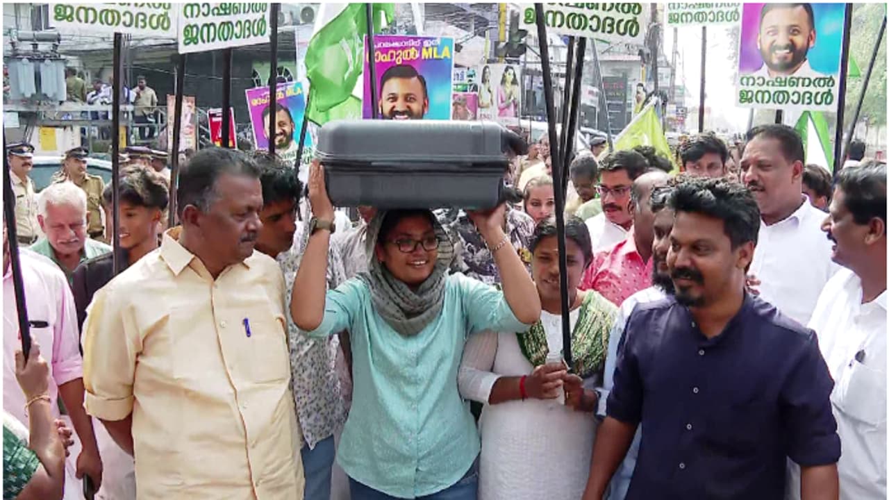 രാഹുലിൻ്റെ മുന്നേറ്റത്തിലും 'താര'മായി ട്രോളി ബാഗ്; പാലക്കാട് ട്രോളിബാഗുമായി ആഘോഷം തുടങ്ങി യുഡിഎഫ് രാഹുലിൻ്റെ മുന്നേറ്റത്തിലും 'താര'മായി ട്രോളി ബാഗ്; പാലക്കാട് ട്രോളിബാഗുമായി ആഘോഷം തുടങ്ങി യുഡിഎഫ്