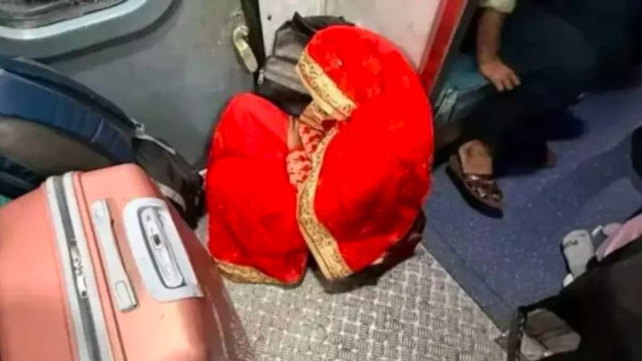 ರೈಲಿನ ವಾಶ್ ರೂಮ್ ಪಕ್ಕ ಕುಳಿತು ನವನಧುವಿನ ಪಯಣ: ಫೋಟೋ ವೈರಲ್, ನೆಟ್ಟಿಗರ ಕ್ಲಾಸ್ ರೈಲಿನ ವಾಶ್ ರೂಮ್ ಪಕ್ಕ ಕುಳಿತು ನವನಧುವಿನ ಪಯಣ: ಫೋಟೋ ವೈರಲ್, ನೆಟ್ಟಿಗರ ಕ್ಲಾಸ್