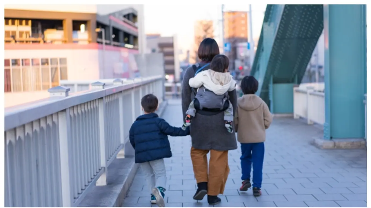 സാമ്പത്തിക ശേഷിയില്ല; തന്‍റെ അഞ്ച് മക്കളില്‍ ആദ്യത്തെ രണ്ട് കുട്ടികളെ ദത്ത് നല്‍കിയെന്ന് യുഎസ് യുവതി 