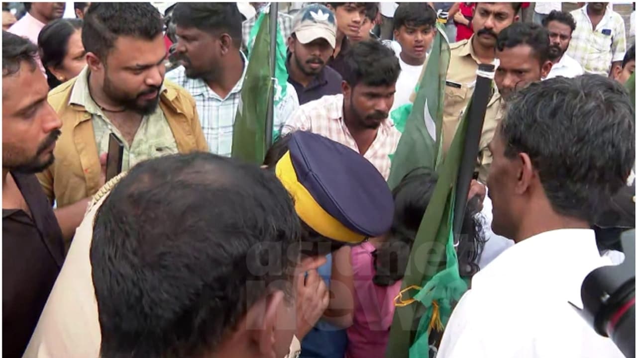 പ്രിയങ്കയുടെ വിജയാഘോഷത്തിൽ പടക്കം പൊട്ടിക്കുന്നതിനിടെ അപകടം; രണ്ട് കുട്ടികൾക്ക് നേരിയ പരിക്കേറ്റു