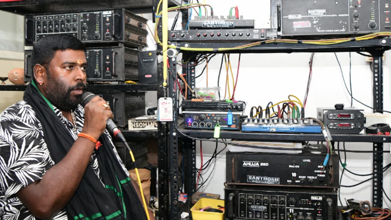 അമ്മ മലയാളി, അച്ഛൻ തമിഴ്; കന്നഡ മുതൽ ഇംഗ്ലീഷിൽ വരെ അനൗൺസ്മെന്റ്, കഴിഞ്ഞ 25 വര്ഷമായി ശബരിമലയുടെ അനൗൺസര് അമ്മ മലയാളി, അച്ഛൻ തമിഴ്; കന്നഡ മുതൽ ഇംഗ്ലീഷിൽ വരെ അനൗൺസ്മെന്റ്, കഴിഞ്ഞ 25 വര്ഷമായി ശബരിമലയുടെ അനൗൺസര്