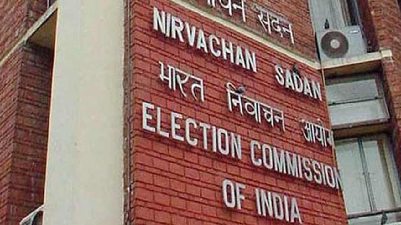 രണ്ട് വോട്ടർമാർക്ക് ഒരേ തിരിച്ചറിയൽ കാർഡ് നമ്പർ, മമതയെ തള്ളി തെരഞ്ഞെടുപ്പ് കമ്മീഷൻ വിശദീകരണം രണ്ട് വോട്ടർമാർക്ക് ഒരേ തിരിച്ചറിയൽ കാർഡ് നമ്പർ, മമതയെ തള്ളി തെരഞ്ഞെടുപ്പ് കമ്മീഷൻ വിശദീകരണം