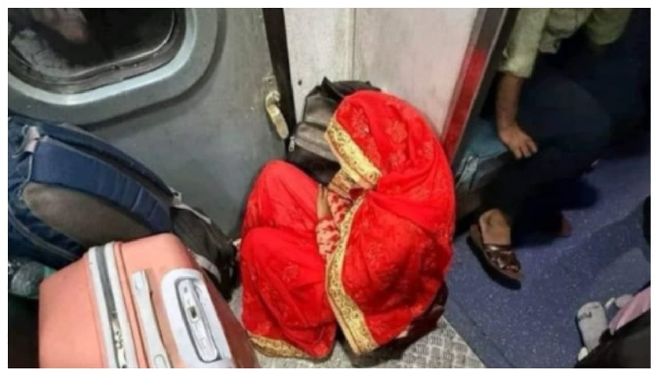ട്രെയിനില്‍ നിലത്തിരുന്ന് യാത്ര ചെയ്യുന്ന വധുവിന്‍റെ ചിത്രം വൈറല്‍; പിന്നാലെ ചേരി തിരിഞ്ഞ് സോഷ്യല്‍ മീഡിയ 