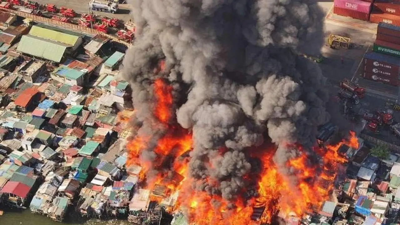 Massive fire leaves 2,000 families homeless in Philippines's Tondo; chilling videos shows destruction (WATCH) Massive fire leaves 2,000 families homeless in Philippines's Tondo; chilling videos shows destruction (WATCH)