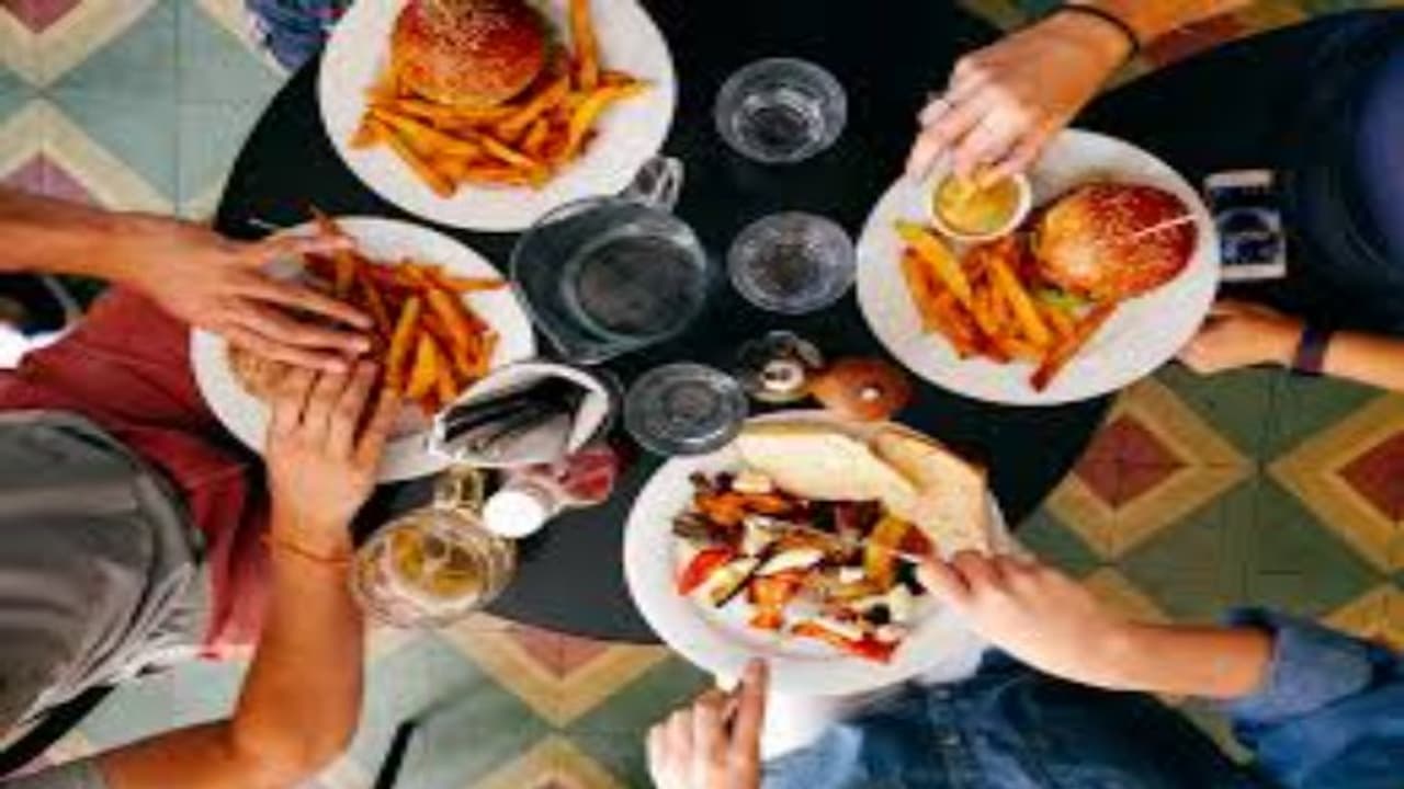 What time should you stop eating at night? Study finds 'serious health effects' for people who eat after 5 pm What time should you stop eating at night? Study finds 'serious health effects' for people who eat after 5 pm