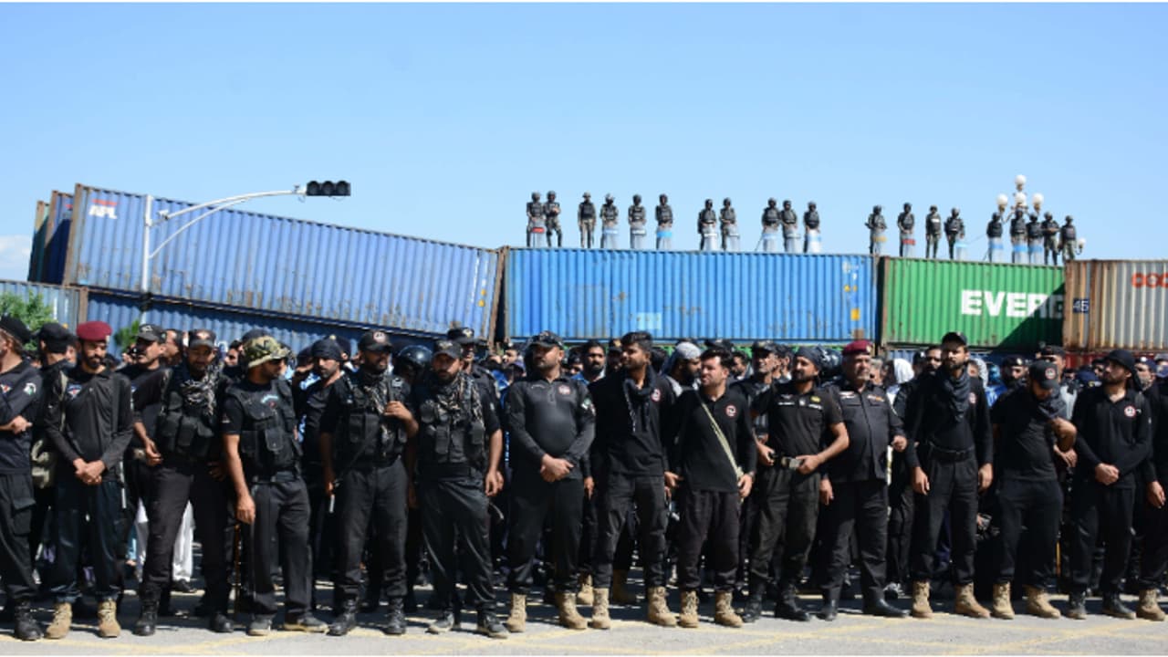 റോഡുകൾ അടച്ചു, മൊബൈൽ ഫോണുകൾ പ്രവർത്തിക്കില്ല, ഒത്തുചേരൽ നിരോധിച്ചു; ഇസ്ലാമാബാദിൽ ലോക്ക്ഡൗൺ