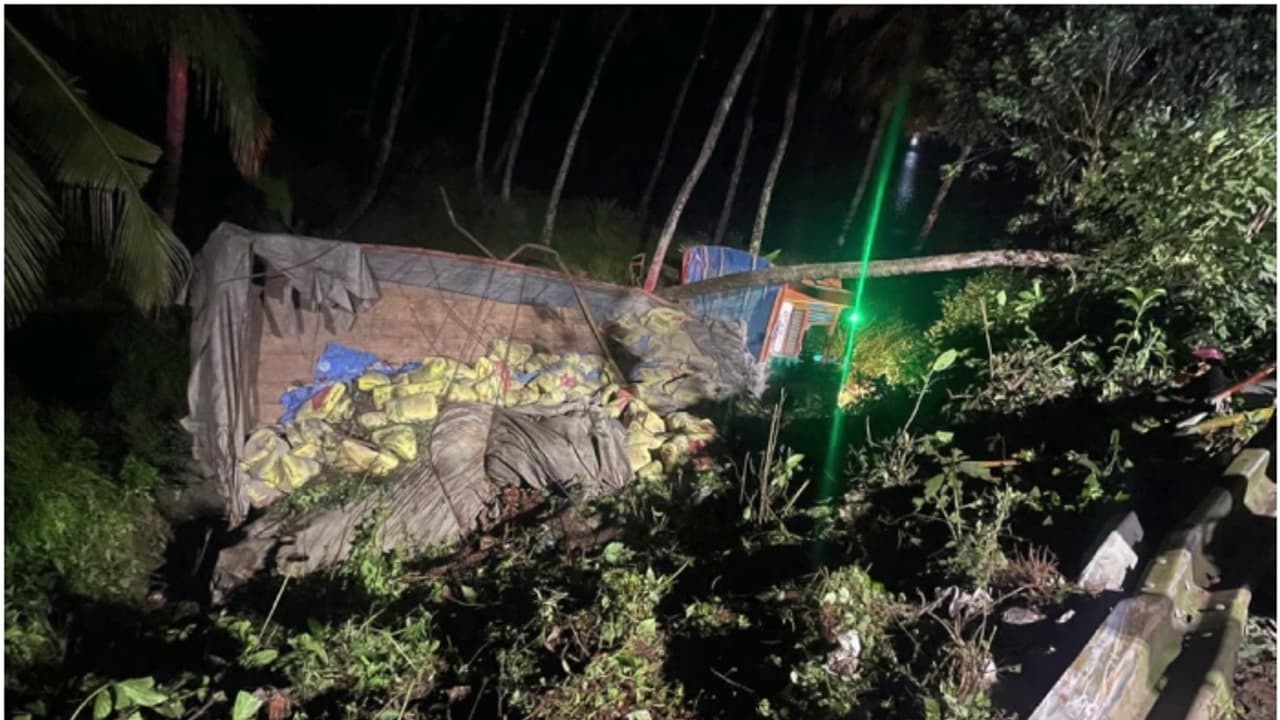 കോഴിക്കോട് 30 അടി താഴ്ചയിലേക്ക് ലോറി മറിഞ്ഞ് അപകടം; ഡ്രൈവറെ പുറത്തെടുത്തത് വാഹനം പൊളിച്ച്