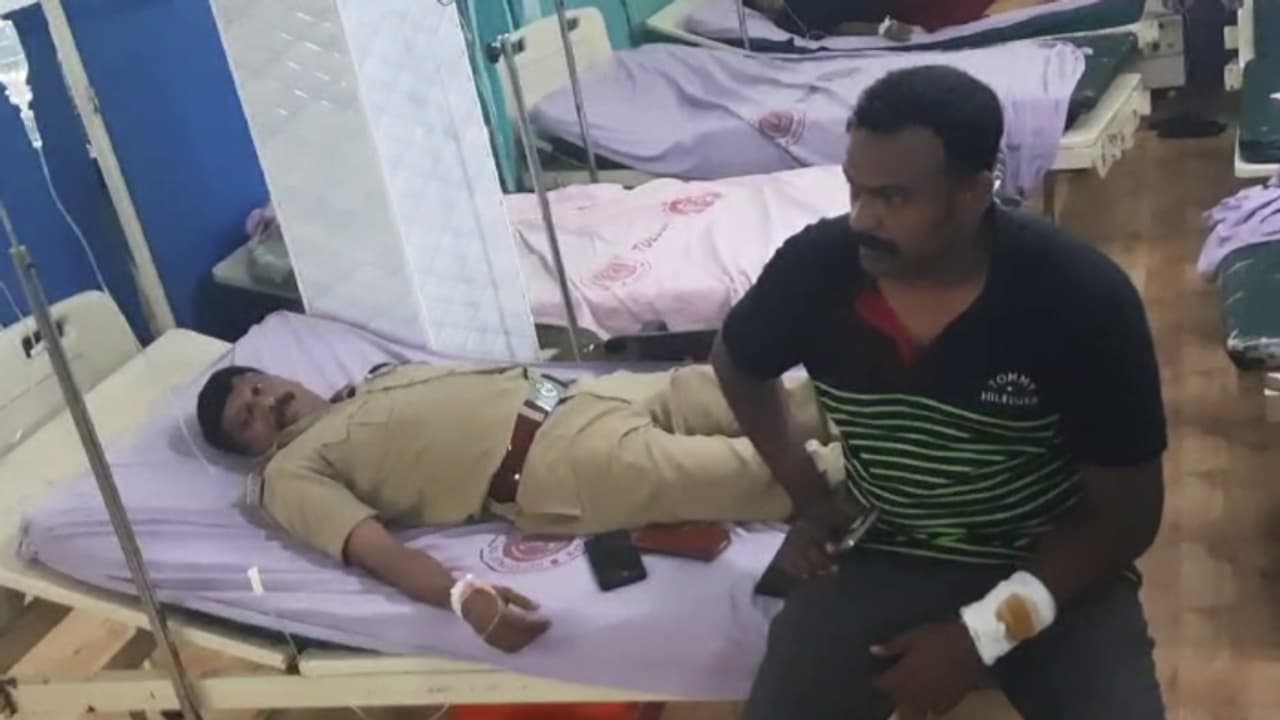 സിഐ അടക്കമുള്ള പൊലീസ് സംഘത്തിന് നേരെ ഗുണ്ടാ ആക്രമണം; തിരുവനന്തപുരത്ത് 4 പേർ കൂടി പിടിയിൽ സിഐ അടക്കമുള്ള പൊലീസ് സംഘത്തിന് നേരെ ഗുണ്ടാ ആക്രമണം; തിരുവനന്തപുരത്ത് 4 പേർ കൂടി പിടിയിൽ