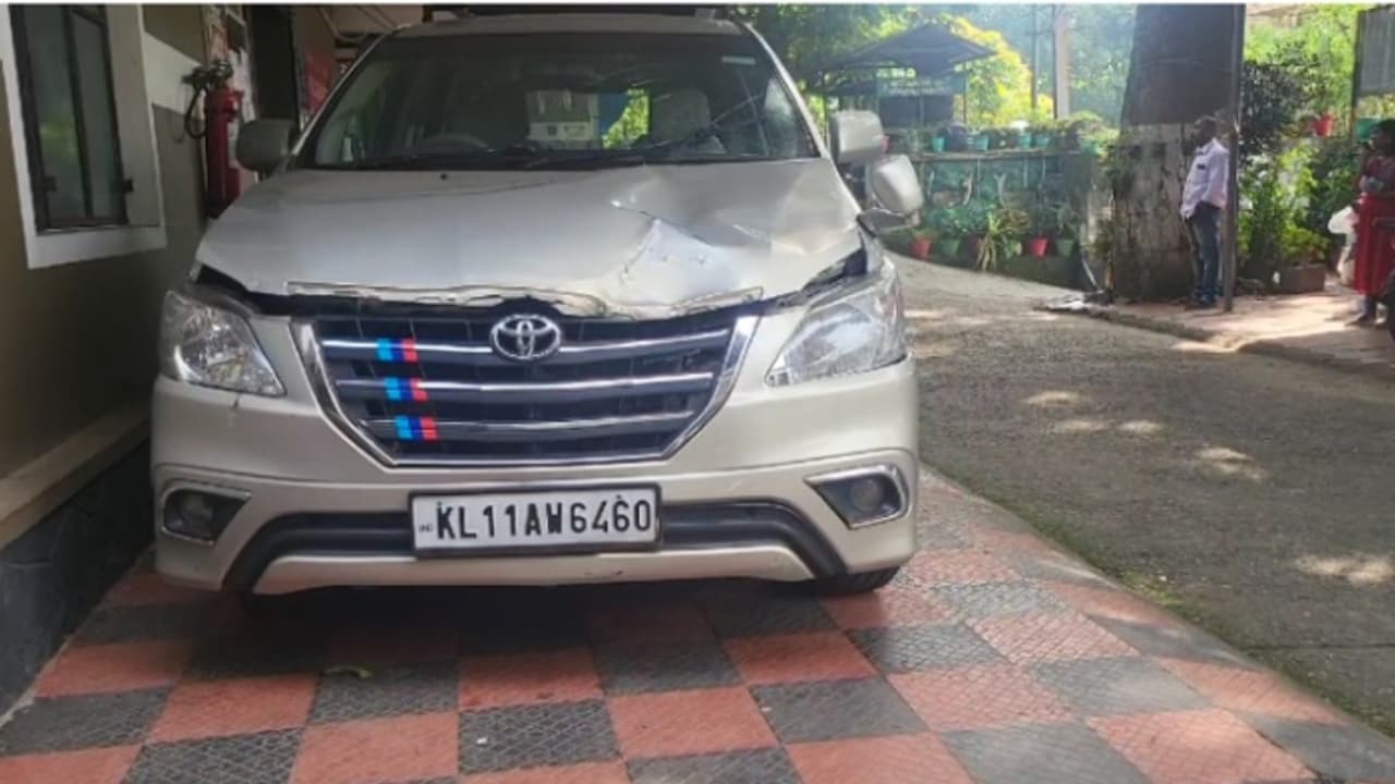 ഹോട്ടലിലെ പാചകക്കാരൻ കാർ ഇടിച്ചുമരിച്ച സംഭവത്തിൽ നിർത്താതെ പോയ വാഹനം പൊലീസ് പിടികൂടി ഹോട്ടലിലെ പാചകക്കാരൻ കാർ ഇടിച്ചുമരിച്ച സംഭവത്തിൽ നിർത്താതെ പോയ വാഹനം പൊലീസ് പിടികൂടി