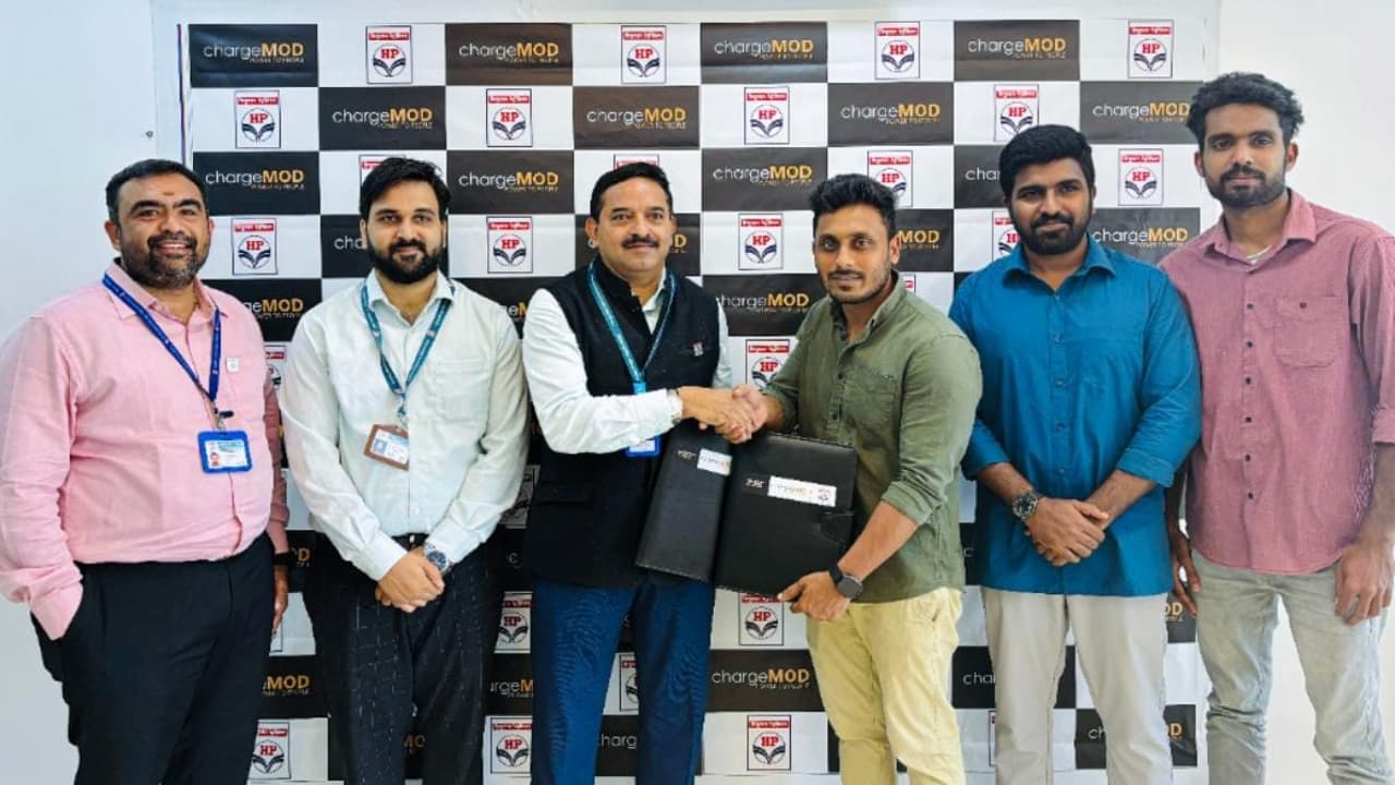 എച്ച്പിസിഎല്ലുമായി ചേര്‍ന്ന് ഇ വി ഫാസ്റ്റ് ചാർജറുകൾ തുടങ്ങാന്‍ കേരള എനർജി ടെക് സ്റ്റാ‌ർട്ടപ്പ് ചാർജ്മോഡ്