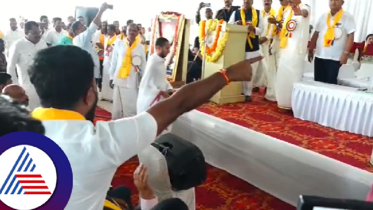 ಒಕ್ಕಲಿಗರ ಕಾರ್ಯಕ್ರಮದಲ್ಲಿ ಗ್ಯಾರಂಟಿ ಭಾಷಣ; ನಿರ್ಮಲಾನಂದಶ್ರೀಗಳ ಎದುರೇ ಇಂಧನ ಸಚಿವ ಕೆಜೆ ಜಾರ್ಜ್ ಗೆ ಮುಜುಗರ! ಒಕ್ಕಲಿಗರ ಕಾರ್ಯಕ್ರಮದಲ್ಲಿ ಗ್ಯಾರಂಟಿ ಭಾಷಣ; ನಿರ್ಮಲಾನಂದಶ್ರೀಗಳ ಎದುರೇ ಇಂಧನ ಸಚಿವ ಕೆಜೆ ಜಾರ್ಜ್ ಗೆ ಮುಜುಗರ!