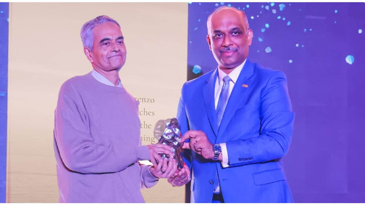 'ലൊറന്‍സോ സെര്‍ച്ചസ് ഫോര്‍ ദി മീനിങ്ങ് ഓഫ് ലൈഫി'ന് അംഗീകാരം, ഉപമന്യു ചാറ്റര്‍ജിക്ക് ജെസിബി സാഹിത്യ പുരസ്‌കാരം