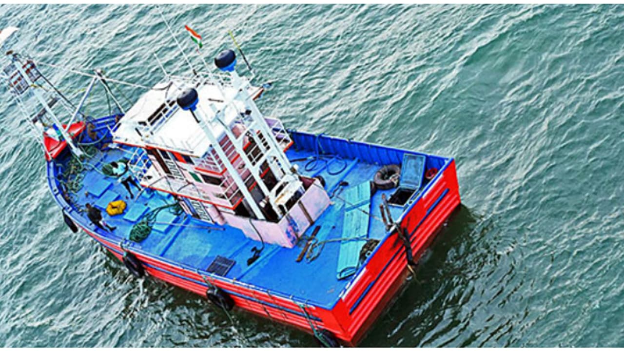 മത്സ്യബന്ധന ബോട്ടിനെ സംശയം, കുതിച്ചെത്തി ഇന്ത്യൻ കോസ്റ്റ് ഗാർഡ്; പിടിച്ചെടുത്തത് 5,000 കിലോയോളം മയക്കുമരുന്ന്