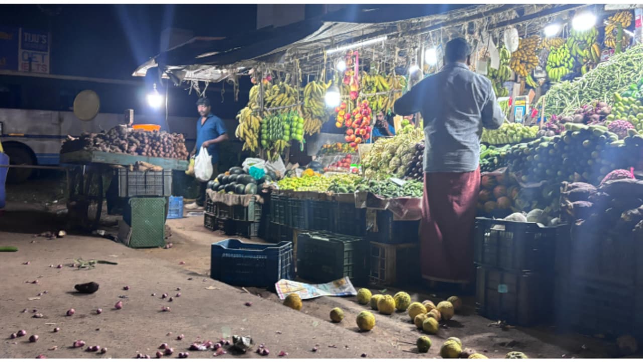പച്ചക്കറി വാങ്ങിച്ചു, പണം ചോദിച്ചതിന് വ്യാപാരിയെ കത്രിക കൊണ്ട് ആക്രമിച്ച സംഭവം; മധ്യവയസ്കൻ പിടിയിൽ പച്ചക്കറി വാങ്ങിച്ചു, പണം ചോദിച്ചതിന് വ്യാപാരിയെ കത്രിക കൊണ്ട് ആക്രമിച്ച സംഭവം; മധ്യവയസ്കൻ പിടിയിൽ