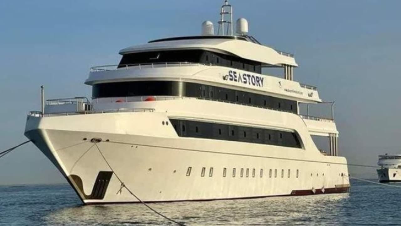 കാലാവസ്ഥ മുന്നറിയിപ്പുകൾക്കിടെ 5 ദിന കടൽ ടൂറിനായി പുറപ്പെട്ട ആഡംബര ബോട്ട് മുങ്ങി, 18 പേരെ കാണാതായി കാലാവസ്ഥ മുന്നറിയിപ്പുകൾക്കിടെ 5 ദിന കടൽ ടൂറിനായി പുറപ്പെട്ട ആഡംബര ബോട്ട് മുങ്ങി, 18 പേരെ കാണാതായി