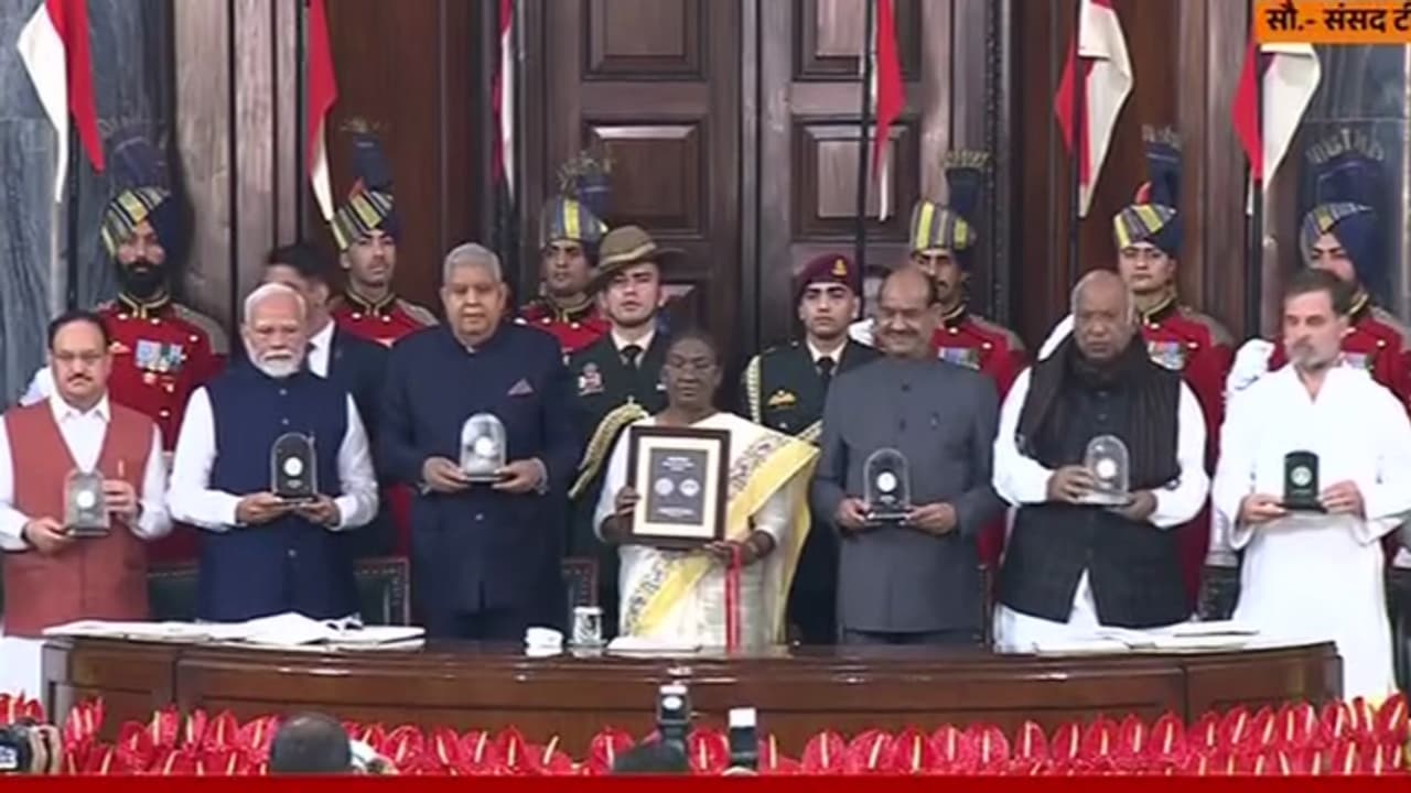 ഭരണഘടന അവകാശങ്ങളുടെ കാവലാളാണെന്ന് രാഷ്ട്രപതി; ഭരണഘടനയുടെ 75ാം വാർഷികാഘോഷനിറവിൽ രാജ്യം ഭരണഘടന അവകാശങ്ങളുടെ കാവലാളാണെന്ന് രാഷ്ട്രപതി; ഭരണഘടനയുടെ 75ാം വാർഷികാഘോഷനിറവിൽ രാജ്യം