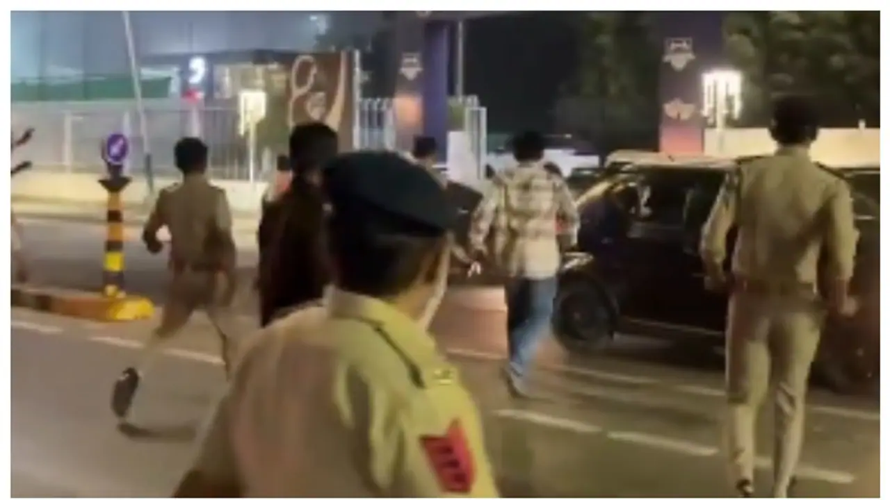 തിരക്കേറിയ നഗരത്തിലൂടെ നമ്പർ പ്ലേറ്റില്ലാതെ കാറോടിച്ച് യുവാവ്, പിന്നാലെ പാഞ്ഞ് പോലീസും; വീഡിയോ വൈറല്‍ 