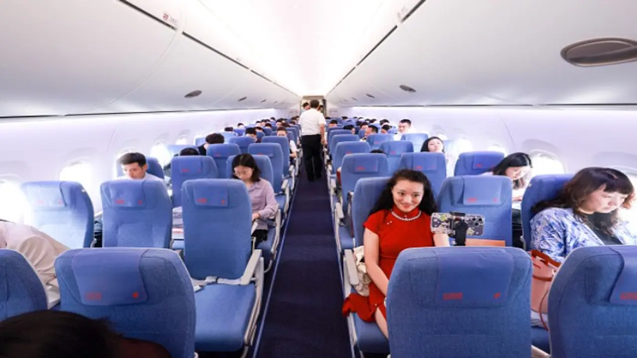 Travel vlogger shares 'genius' hack to avoid dreaded middle seat on airplane without paying extra (WATCH)