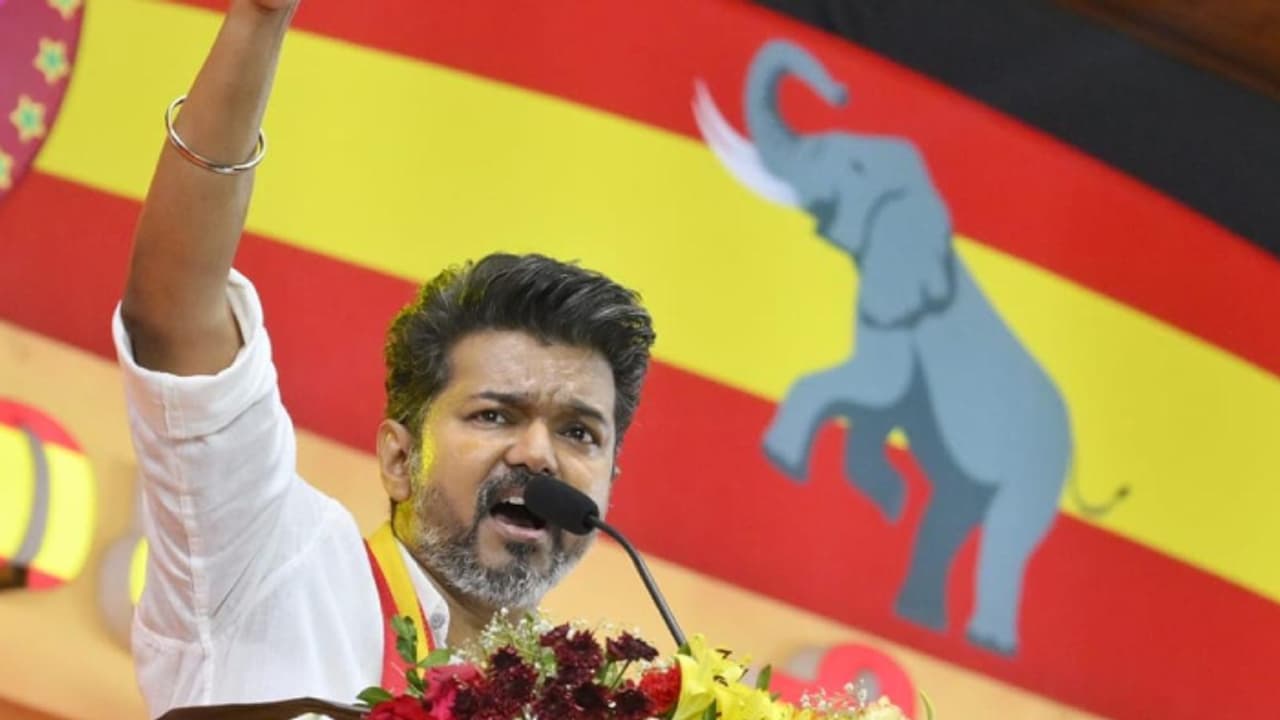 'വർക്ക് ഫ്രം ഹോം'; ദുരന്തബാധിതരെ പാർട്ടി ഓഫീസിലെത്തിച്ച് സഹായം നൽകിയ സംഭവത്തിൽ വിജയ്ക്ക് വിമർശനം 'വർക്ക് ഫ്രം ഹോം'; ദുരന്തബാധിതരെ പാർട്ടി ഓഫീസിലെത്തിച്ച് സഹായം നൽകിയ സംഭവത്തിൽ വിജയ്ക്ക് വിമർശനം