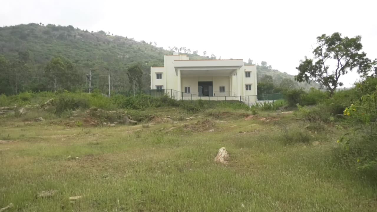 ಪ್ಲಾನಿಂಗ್ ಇಲ್ಲದೇ ಸರ್ಕಾರಿ ಕಟ್ಟಡ, ಶಾಲೆ ನಿರ್ಮಾಣ; ಸರ್ಕಾರದ ನಿರ್ಲಕ್ಷ್ಯಕ್ಕೆ ಸಾರ್ವಜನಿಕರು ಹಿಡಿಶಾಪ! ಪ್ಲಾನಿಂಗ್ ಇಲ್ಲದೇ ಸರ್ಕಾರಿ ಕಟ್ಟಡ, ಶಾಲೆ ನಿರ್ಮಾಣ; ಸರ್ಕಾರದ ನಿರ್ಲಕ್ಷ್ಯಕ್ಕೆ ಸಾರ್ವಜನಿಕರು ಹಿಡಿಶಾಪ!